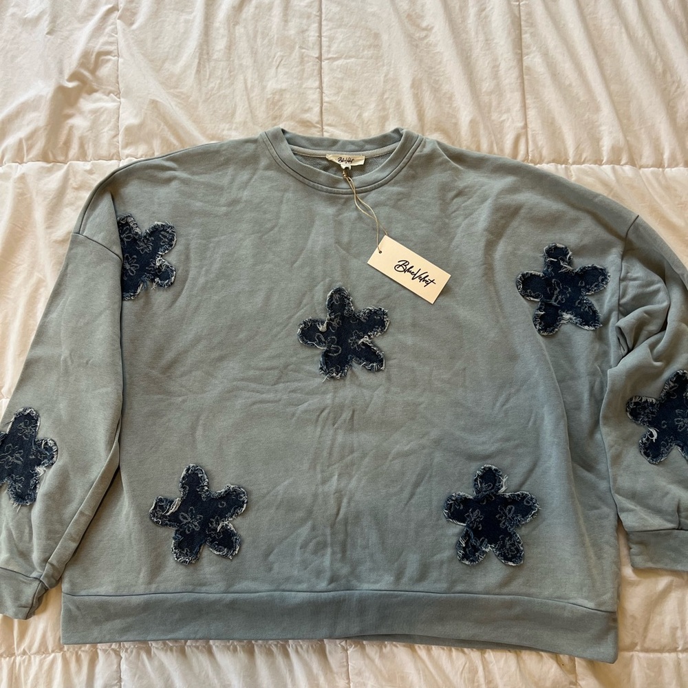 NWT Large Blue Velvet Women's Gray Floral Crew Neck Sweater